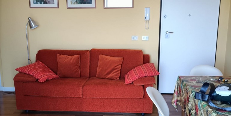 1-ingresso su soggiorno con divano letto