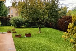 MONTALE – Bellissima soluzione con 2 camere – doppi servizi e grande giardino esclusivo – VV2521